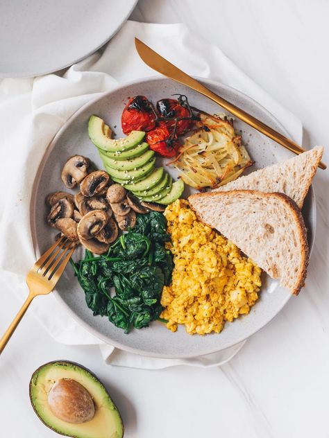 Vegan Breakfast Photography, Breakfast Aesthetic Vegan, Breakfast Ideas Plate, Healthy Plate Breakfast, Healthy Big Breakfast Ideas, Big Vegan Breakfast, Breakfast Bowls Ideas, Vegan Plates Ideas, Breakfast Plates Ideas