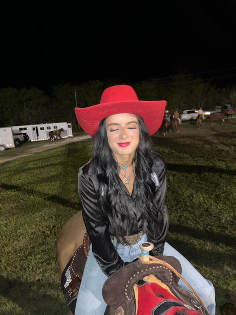 90s Rodeo Fashion, Red Cowgirl Hat Outfit, Red Rodeo Outfit, Barrel Racing Outfits Rodeo, Red Cowboy Hat Outfit, Cowgirl Hat Outfit, Western Work Outfit, Barrel Racing Outfits, Denim Runway