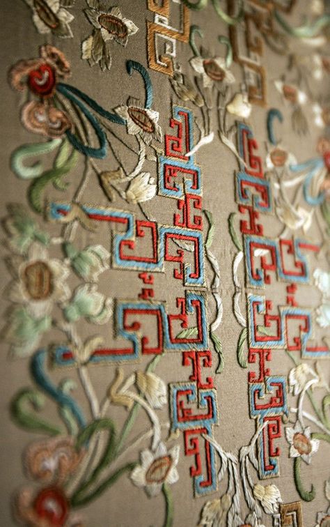 Luxurious Palace, China Embroidery, Opera Stage, فن النسيج, Wood Embroidery, The Forbidden City, Chinese Pattern, Chinese Embroidery, Chinese Silk