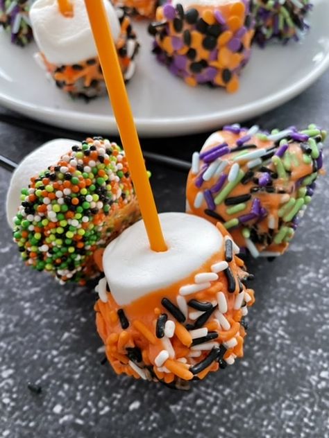 Halloween Marshmallow Pops are super simple to make and are a fun treat kids love to eat! Marshmallow Pops Halloween, Halloween Deserts, Candy Corn Cookies, Fun Halloween Treats, Halloween Treats For Kids, Marshmallow Treats, Halloween Treats Easy, Cake Pop Sticks, Melting White Chocolate