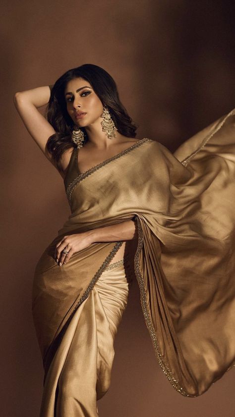 Plain Golden Saree With Contrast Blouse, Golden Saree For Wedding, Satin Saree For Farewell, Beautiful Sarees Classy, Unique Saree Designs Party Wear, Saree For Graduation, Golden Saree Look, Dusky Skin Saree Look, Satin Saree Look