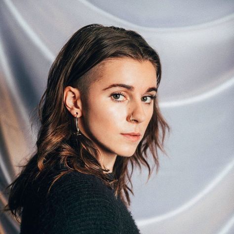 LYNN GVNN (@lynngvnn) on Instagram: "America’s next top bottle 🍼" Pvris Lynn, Girl Almighty, Pvris, Bass Guitarist, Magazine Website, Music Magazine, Black Veil, Music Lover, Hendrix