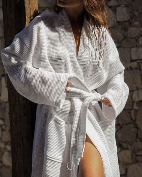 “Wrap yourself in the simplicity of slow living with our 100% cotton waffle bathrobe. A perfect blend of comfort and elegance for your daily rituals.” Discover yours on our website and embrace the art of relaxation. #slowliving Waffle Fabric, Square Meter, Vs Pink, Waist Tie, Waffles, Bath And Body, Relaxed Fit, London, Collar