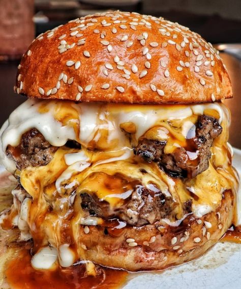 The Bougie: dripping in steak 2.0 sauce, meaty marrownaise and melted American cheese. Magnificent, messy and memorable. Messy Burger, Messy Food, Calorie Calculator, Tastemade Recipes, Gourmet Burgers, Burgers Sandwiches, Yummy Comfort Food, Quesadillas, Food Obsession