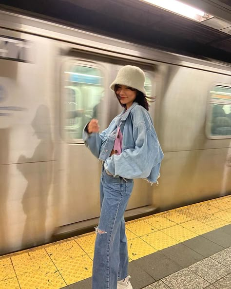 streetwear on Instagram: “Metro Surfing 🏄  #unreap” Look Grunge, Tumblr Outfits, Foto Poses, Moda Vintage, Mode Inspo, 가을 패션, Mode Vintage, Looks Style, Retro Outfits