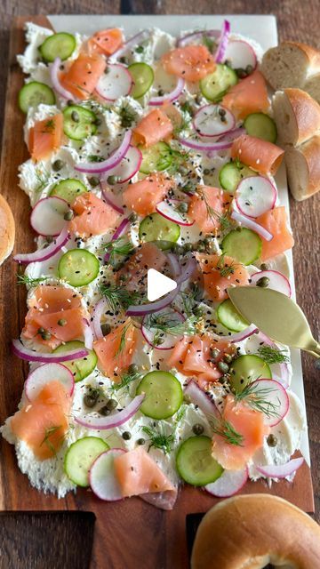 Salmon Roe Appetizer, Lox Bagel Board, Salmon Cream Cheese Recipes, Kampers Kitchen, Lox Board, Smoked Salmon Board, Cream Cheese Board, Salmon Board, Savoury Party Food