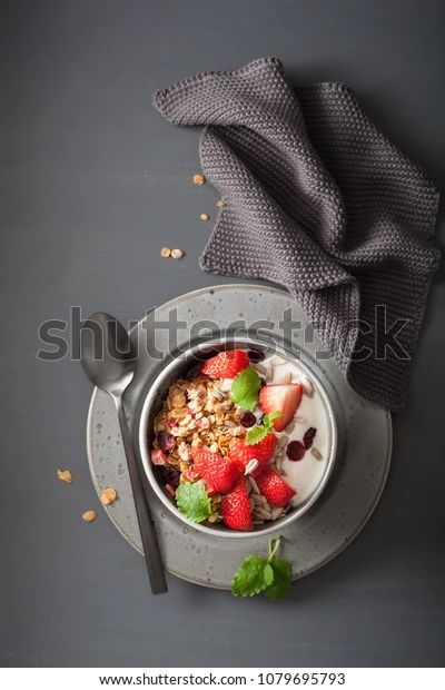 Sarapan Aesthetic, Aesthetic Food Breakfast, Sereal Sarapan, Granola And Yogurt, Yogurt Granola, Grilled Ham And Cheese, Food Flatlay, Strawberry Breakfast, Breakfast Photo