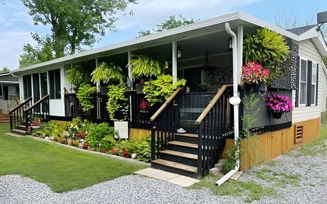 Mobile Home Park Yard Ideas, Landscaping Around Mobile Home, Underpinning Ideas Mobile Home, Mobile Home Outdoor Ideas, Manufactured Home Landscaping, Adding A Front Porch, Mobile Home Landscaping Ideas, Mobile Home Landscaping, Easy Garden Ideas Landscaping