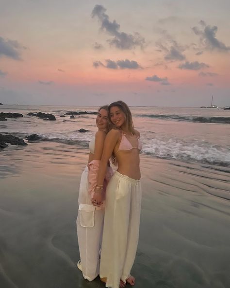 two girls back to back on the beach. pink sunset behind them. white linen pants Bestie Instagram Pictures, 2 People Beach Poses, Sunset Poses With Friends, Photos With Friends Aesthetic, Poses For Pictures Instagram Duo, Poses For Duos, 2 Person Poses, Duo Poses Friends, Duo Photos