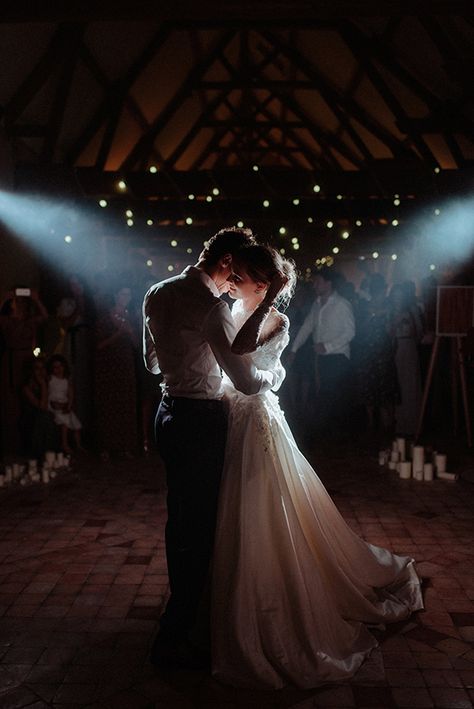 Piste de danse mariage Wedding Dance Photography, Wedding Dance Pictures, Wedding Dance Aesthetic, Wedding Party Dance, Couple Dancing Aesthetic, Couples Dancing, Dance Couple, First Dance Photos, Wedding Dancing