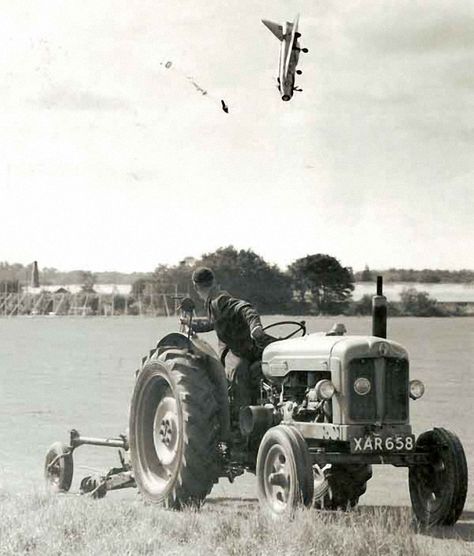 Pilot Ejecting from English Electric Lightning F1, 1962 – The Story Behind an Unbelievable Photograph F1 Crash, Rare Historical Photos, Old Tractor, Christopher Robin, History Photos, Boeing 747, A Plane, White Photo, Rare Photos