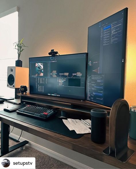 Double Monitor Desk Setup, Walnut Desk Setup, Double Monitor Setup, Clean Desk Setup, Anime Hypebeast, Computer Desk Organization, Dual Monitor Setup, Tech Room, Minimalist Home Office