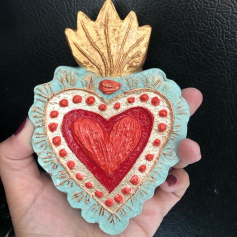 Air Dry Clay Sacred Heart, Heart Shaped Ceramics, Sacred Heart Art Painting, Ceramic Hearts Ideas, Mexican Sacred Heart Art, Clay Sacred Heart, Mexican Ceramics Pottery, Mexican Folk Art Decor, Mexican Folk Art Painting