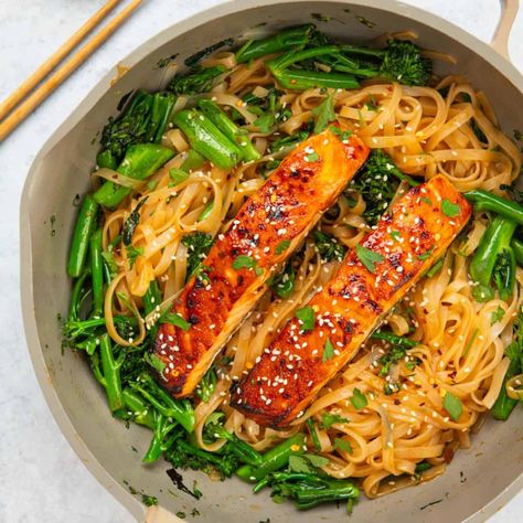 Salmon Noodles Grilled Salmon Burgers, Salmon Fishcakes, Salmon Noodles, Roasted Mediterranean Vegetables, Teriyaki Noodles, Salmon Teriyaki Recipe, Delicious Salmon Recipes, Salmon And Broccoli, Buttered Noodles