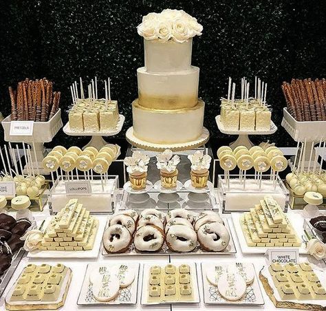 Descubre 10 increíbles Decoraciones para una Mesa de Postres especial para Boda que necesitas conocer. #MesaBodas #PostresBodas White And Gold Candy Table, Wedding Rice Crispy Treats, Chocolate Covered Strawberries Display, Wedding Candy Table, Desert Bar, Buffet Dessert, Treat Table, Candy Bar Wedding, Sweets Table