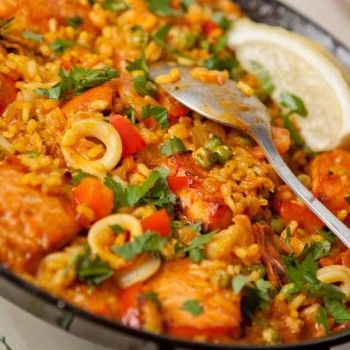 Step by Step Recipe for marking Paella. Our Recipe uses Salmon and seafood to make this easy Paella. Salmon Paella, Easy Paella, Paella Recipe Seafood, Fish Curry Recipe, Seafood Paella, Paella Recipe, How To Peel Tomatoes, Fish Curry, White Fish