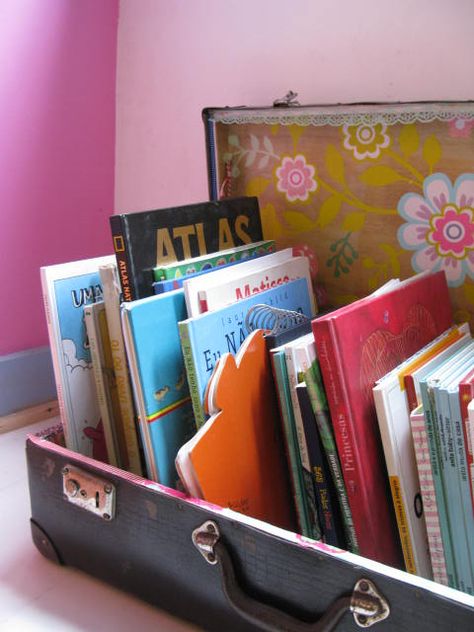 great display, love the lined suitcase  no quarto... by Luz Vasconcelos, via Flickr Travel Theme Classroom, Store Books, Old Suitcases, Vintage Suitcases, Deco Retro, Vintage Suitcase, Library Displays, Vintage Luggage, Book Organization