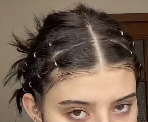 Short Hair Mini Braids, 90s Mini Clip Hairstyles, Cool Short Hair Hairstyles, Short Braided Pigtails, Short Hair Styles Homecoming, Cute Race Day Hair, Medieval Short Hairstyles, Sports Hair For Short Hair, Duck Bill Clips Hairstyles