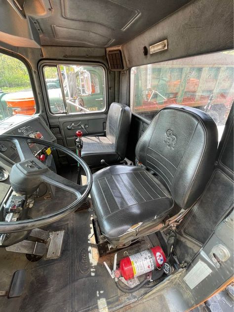 Custom Semi Trucks Interiors, Custom Semi Trucks, Trucks Interior, Semi Trucks Interior, Old Mack Trucks, Trucks For Sell, Picture Of Doctor, Interior Pictures, Truck Interior