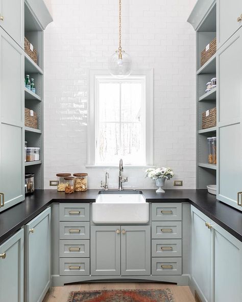 Dominique DeLaney on Instagram: “Now on to the scullery...I’m not even quite sure what a scullery maid does but I would totally be one in here! 😂 📷: @laurasumrak…” Butlers Pantry Ideas, Dilapidated House, 1970s House, Hamptons Style Home, Pantry Room, House Colours, Butler’s Pantry, Store Room, Butlers Pantry