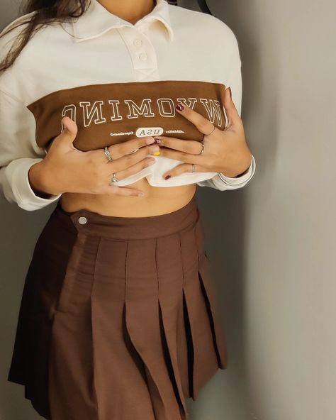 h&m skirt and sweatshirt Brown Tennis Skirt Outfit, Brown Tennis Skirt, Brown Tennis, Year Aesthetic, Tennis Skirt Outfit, Brown Crop Top, Cute Aesthetic, Tennis Skirt, Crop Sweatshirt