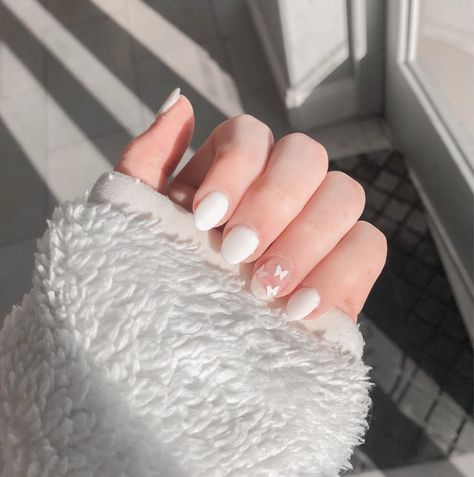 White butterfly nails White Nails Butterfly Design, 7th Grade Nails, White Nails With Butterfly, Nail Inspo Butterfly, Butterfly Nails White, White Nails With Butterflies, Simple Butterfly Nails, Butterfly Nails Short, Acrylic Nails Butterfly