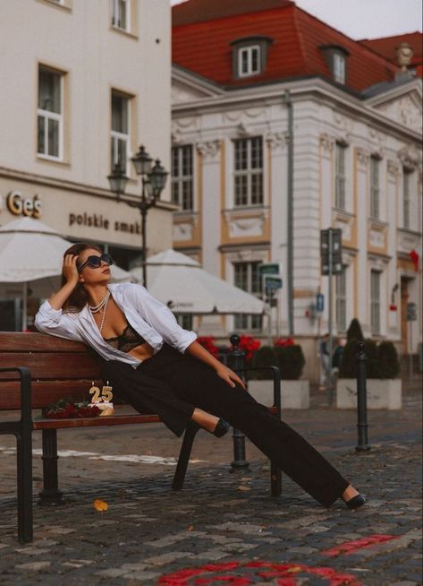 Street Photoshoot Ideas For Women, City Model Photography, Street Fashion Photography Poses Women, Photoshoot Ideas In The City, Street Poses Men, Street Photoshoot Poses Women, Street Style Poses, Fashion Poses Photography, Street Photography Poses Women