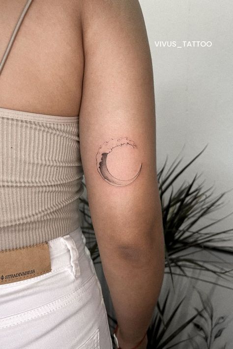 Small wave tattoo on woman´s arm I tatuagem de uma onda no braço de uma mulher #vivus_tattoo Small Wave Tattoo, Faro Portugal, Wave Tattoo, Line Work Tattoo, Waves Tattoo, Line Work, Tattoo Idea, Tattoo On, Infinity Tattoo