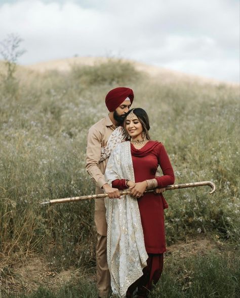 Punjabi Engagement Photoshoot, Punjabi Engagement, Sikh Couple, Punjabi Aesthetic, Traditional Photoshoot, Wedding Fits, Indian Couple, Punjabi Couple, Wedding Shoots