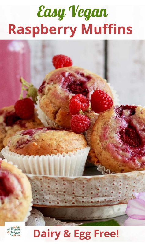 Yummy vegan raspberry muffins that are scented with vanilla! Easy to make and perfect for breakfast or a snack. No one will know they're vegan! Raspberry Recipes Vegan, Fresh Raspberry Recipes, Raspberry Muffin Recipes, Fruit Muffins, Almond Muffins, Coconut Muffins, Raspberry Muffins, Berry Muffins, Vegan Muffins