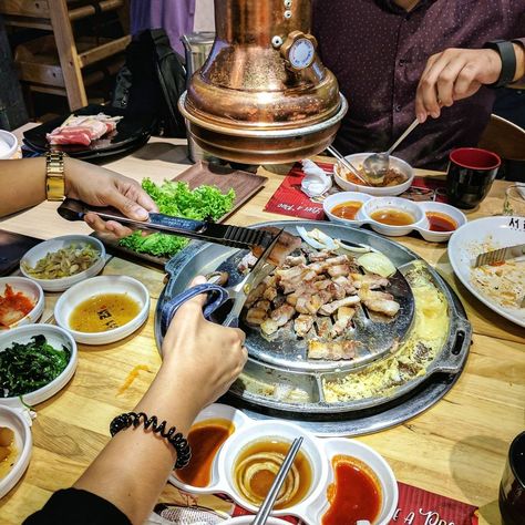 Samgyeopsal at Seorae Korean Restaurant Samgyupsal With Friends, Korean Samgyupsal, Korean Restaurant, Korean Bbq, First Date, Food Cravings, Kpop Idol, Birthday Ideas, Restaurant