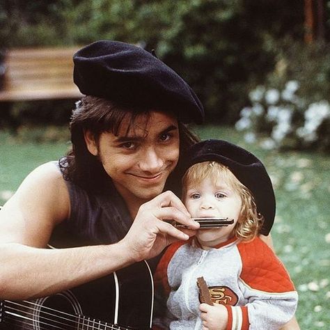 Full House - Uncle Jesse & Baby Michelle Uncle Jesse And Michelle, Jesse And Michelle, Olsen Twins Full House, Jesse Katsopolis, Full House Funny, Full House Tv Show, Full House Cast, Tv Dads, Michelle Tanner