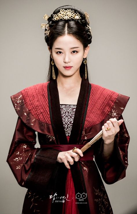 Yeonhwa from Scarlet Heart: Ryeo Korean Traditional Dress, Scarlet Heart, Christopher Nolan, Moon Lovers, Lee Joon, Chinese Clothing, Asian Outfits, Traditional Fashion, Chinese Dress