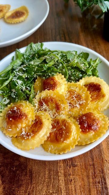 Sara Stewart, MS, CNS on Instagram: "pan-toasted lemon ricotta ravioli paired with *thee easiest* peppery parmesan arugula salad is a 15 minute dinner that feels kinda fancy but really isn’t because we’re using just six ingredients and ravioli fresh from the fridge case at your local grocery store. 🍋🍃✨👏🏻 

the ravioli takes a quick crisp in the skillet (have you really had ravioli if you haven’t had CRISPY ravioli??) and then gets served alongside my favorite weeknight salad. hope you love! 🫶🏻

PAN-TOASTED CHEESE RAVIOLI WITH LEMON-ARUGULA SALAD 
1 package cheese ravioli, boiled for 1-2 minutes • 4 cups arugula • 1/4 cup grated parmesan + 1/4 cup for garnish • 1 tbsp. olive oil juice of 1/2 lemon • 1/2 tsp. sea salt • fresh cracked pepper, to taste 

1. to prepare the toasted ravioli Crispy Ravioli, Sara Stewart, Sara Haven, White Lasagna, 15 Minute Dinners, Ricotta Ravioli, Toasted Ravioli, Cheesy Zucchini, Cheese Ravioli