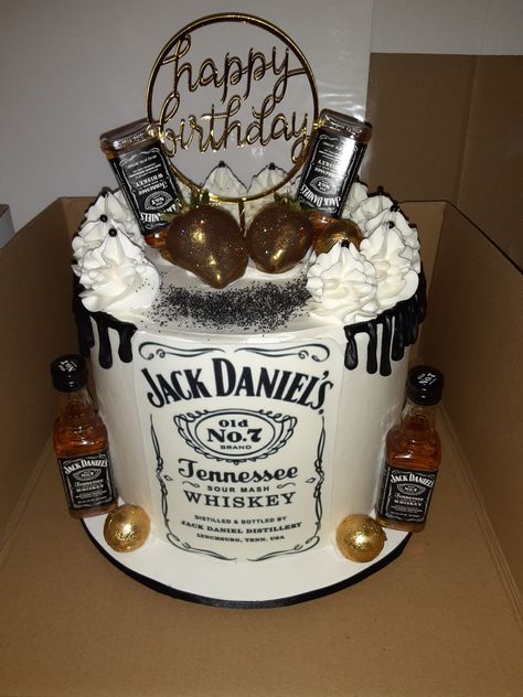 Jack Daniels Birthday Party, Birthday Cake Liquor, Jack Daniels Cake Design, Jack Daniels Cake For Men, Jack Daniels Party Theme, Liquor Cake Design, 21st Birthday Cake Ideas For Guys, Alcohol Cake Design, Jack Daniels Torte