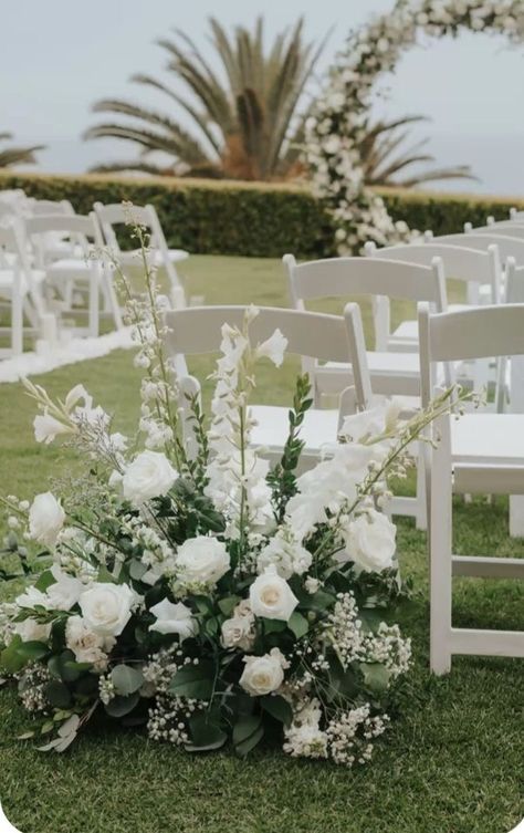 Wedding Flower Aisle Arrangements, Flowers On Aisle, Wedding Aisle Flowers, Aisle Florals, Luxury Wedding Reception, Ceremony Arch Decor, Weddings 2024, White Flower Bouquet, Wedding Alters