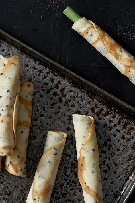 Crispy coconut rolled cookie. Make with tapioca flour to be gluten free Crispy Coconut Rolls, Crispy Coconut Rolls Recipe, Pecan Logs, Coconut Rolls, Zero Waste Cooking, Chocolate Fountain Recipes, Thailand Restaurant, Wafer Cookie, Food Composition