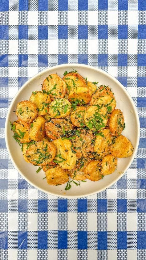 Sliced potatoes sautéed with garlic, parsley, and duck fat, resulting in irresistibly crispy and delicious potatoes which are so simple to whip up. Delicious Potatoes, Duck Fat, Sliced Potatoes, Parsley, Garlic Cloves, Sims 4, Garlic, Stuffed Peppers