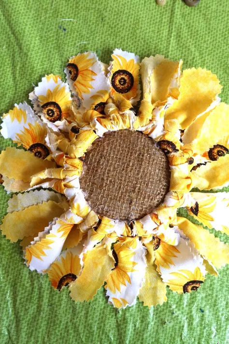 Material Flowers Diy Scrap Fabric, Canning Ring Rag Sunflower, Canning Ring Flowers, Fabric Sunflowers Diy, Sunflower Craft Ideas, Canning Lid Flowers, Canning Jar Lid Flowers, Fabric Sunflowers How To Make, Jar Lid Flowers