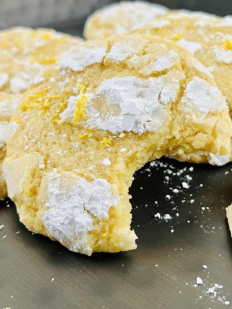 These lemon crinkle cookies are a taste sensation. Full of citrus flavor and fluffy in texture they are easy to make and delicious! Mascarpone Cookies, Lemon Coolers, Lemon Mascarpone, Cookies Light, Doterra Recipes, Lemon Crinkle Cookies, Cooking With Essential Oils, Macadamia Nut Cookies, Lemon Cake Mixes