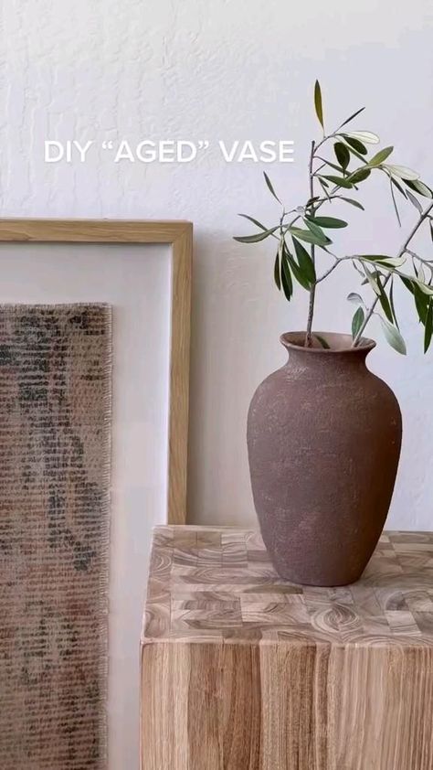 Straightforward DIY Classic impressed stone Vase- #DIY #Easy #Inspired #Stone #vase #Vintage Check more at https://howcandothis.com/diyideas/straightforward-diy-classic-impressed-stone-vase/ Aged Vase, Diy Vase Decor, Diy Painted Vases, Diy Concrete Planters, Diy Lampe, Stone Vase, Diy Pottery, Diy Home Furniture, Vase Vintage