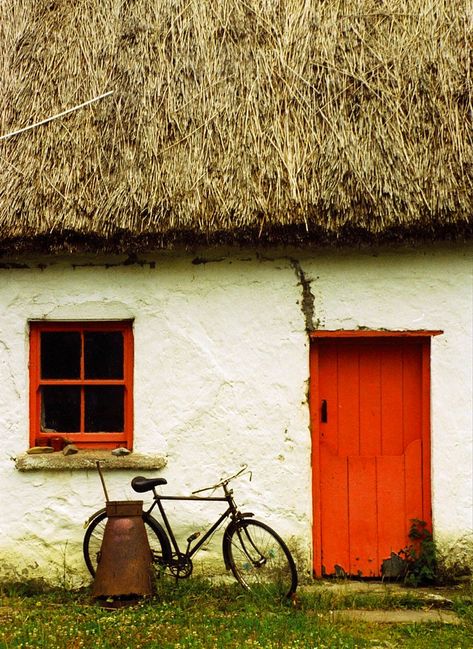 Irish cottage | Thatched roof cottage near Castelmaine, Irel… | Flickr Lovely Landscapes, Red Doors, Irish Houses, Roof House, Irish Cottage, County Kerry, Irish Pride, Thatched Cottage, Casa Exterior