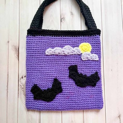 Crochet Bat Bag Pattern Bat Bag, Crochet Bat, Japanese Knot Bag, Crochet Halloween, Halloween Crochet Patterns, Halloween Tote Bag, Shell Stitch, Halloween Treat Bags, Halloween Tote