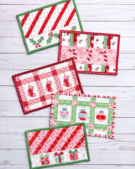 Five quick and easy tips for quilting small projects - Ameroonie Designs Casserole Cozy, Christmas Mug Rug, Mug Rug Pattern, Christmas Mug Rugs, Quilted Placemats, Mini Quilt Patterns, Mug Rug Patterns, Rug Tutorial, Sewing Equipment