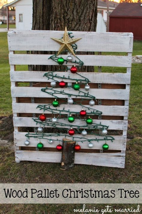 Pallet Tree, Pallet Christmas Tree, Outdoor Christmas Tree, Pallet Christmas, Dollar Store Christmas, Easy Christmas Decorations, Christmas Decorations Diy Outdoor, Christmas Yard, Christmas Garden