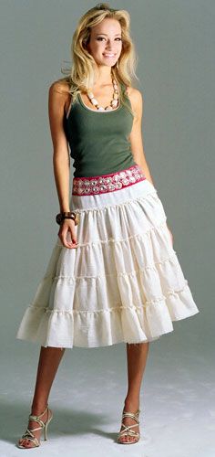 Totally Stitchin' from Baby Lock has a cute pattern to make this perfect summer skirt, the tiered peasant skirt. The site also has lots of great sewing mac Peasant Skirt, Skirt Tutorial, Trendy Skirts, Clothes Sewing, Au Naturale, Sewing Skirts, Bridesmaid Outfit, Plus Size Kleidung, Maxi Skirts