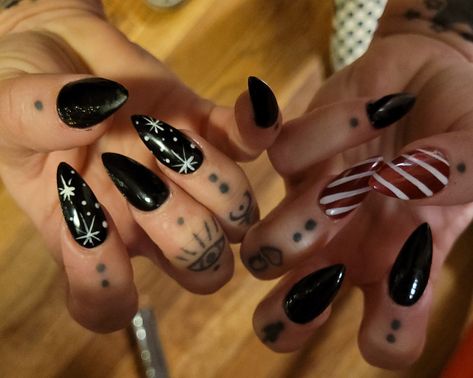 Emo Xmas Nails, Short Stilleto Christmas Nails, Gothic Xmas Nails, Goth Nails Christmas, Edgy Holiday Nails, Punk Christmas Nails, Dark Christmas Nails Acrylic, Christmas Nails Acrylic Black, Dark Christmas Nails Short