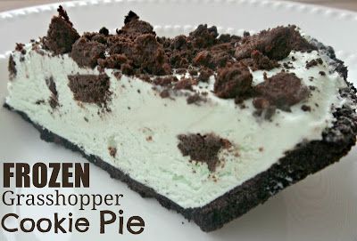 Frozen Grasshopper Cookie Pie - I don't care how cold it is - this is my favorite pie year round! | SixSistersStuff.com Frozen Grasshopper Pie, Grasshopper Pie Recipe, Grasshopper Cookies, Homemade Pie Recipes, Grasshopper Pie, Cake Delicious, Health Desserts, Chocolate Pies, Cookie Pie