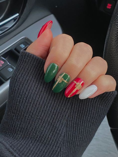 Red Green And Silver Christmas Nails, Red And Green Short Nails, Red White Green Nails, Christmas Nail Designs Red And Green, Green And White Christmas Nails, Red And Green Christmas Nail Designs, Green And Red Nails, Christmas Nails Red And Green, College Nails