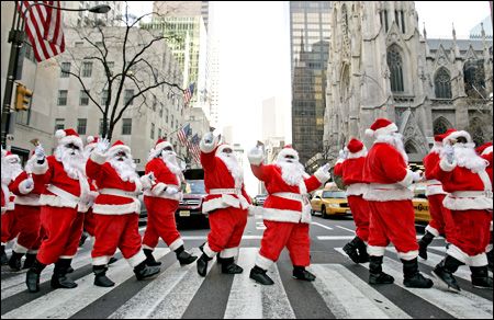 Santa Claus cross Fifth Avenue,NY New York Noel, New York City Guide, Santa Claus Is Coming To Town, I Love Ny, Merry Christmas To All, Santa Clause, Santa Baby, People Dress, Christmas Is Coming